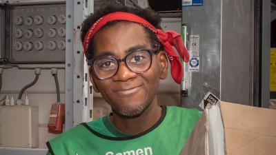 Medewerker met groen hesje