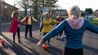 Groepje vrouwen sport op straat
