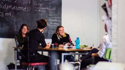 Groep jongeren voor schoolbord
