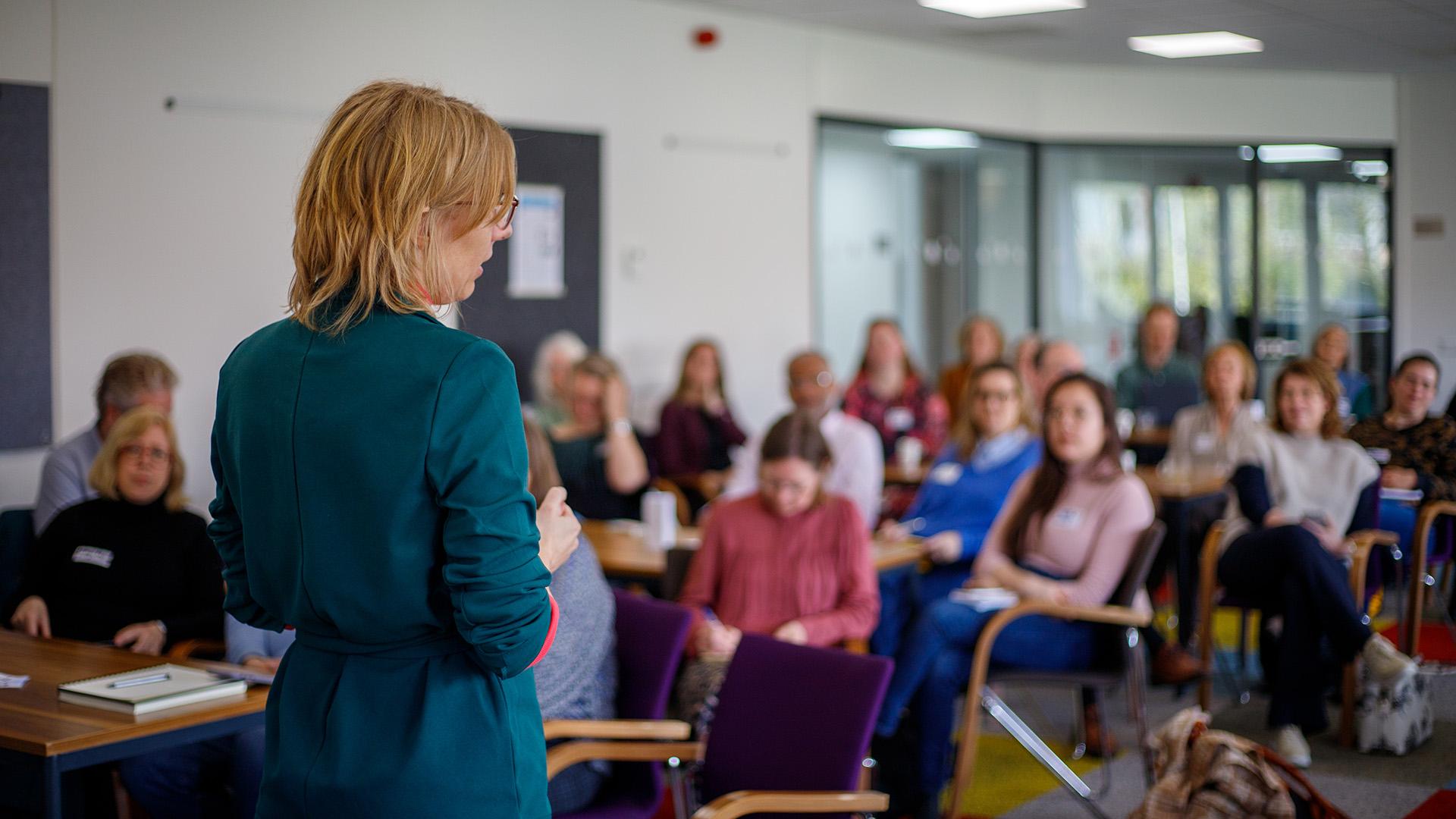 Spreker voor zaal met mensen