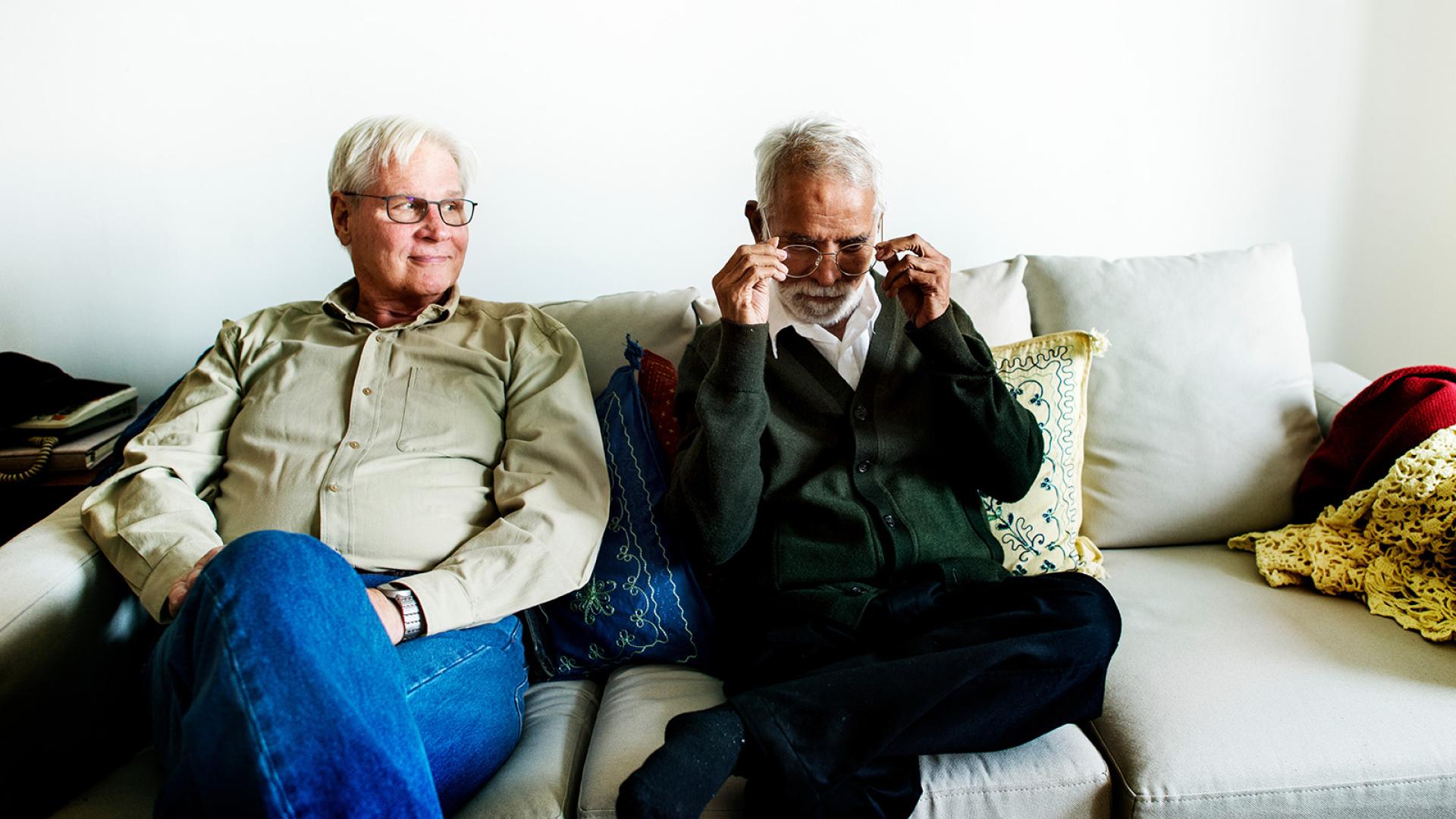 Twee oudere mannen op de bank