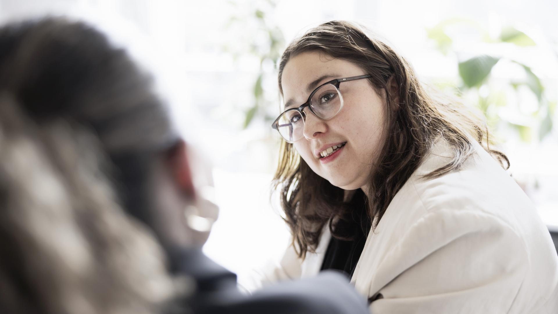Vroouw in gesprek