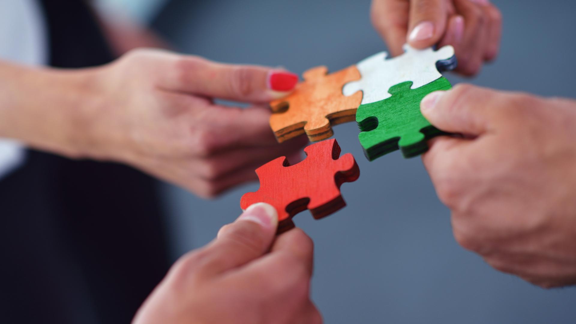 Handen met puzzelstukken