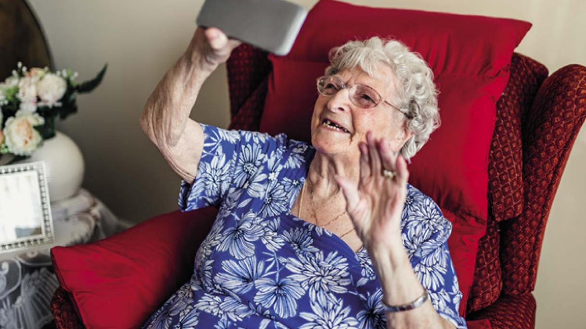 Oudere vrouw met smartphone