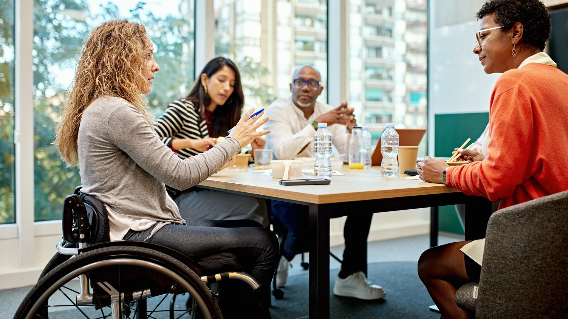 Groep mensen in overleg om tafel