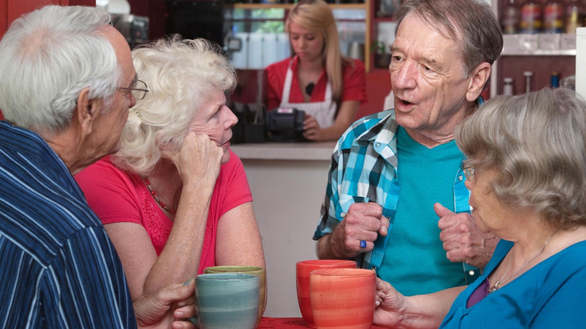 Vier ouderen in gesprek