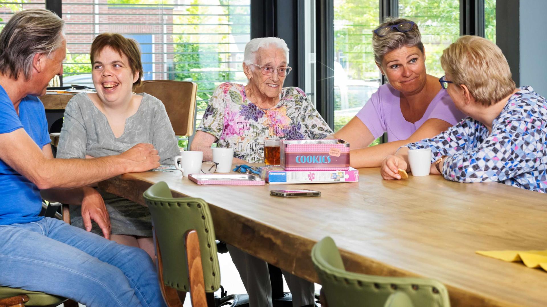 Ouderen rond de tafel