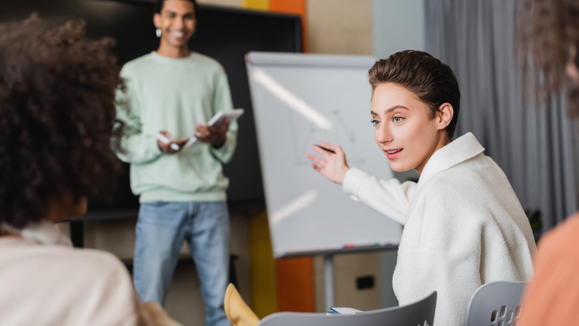 Drie mensen - uitleg op een whiteboard