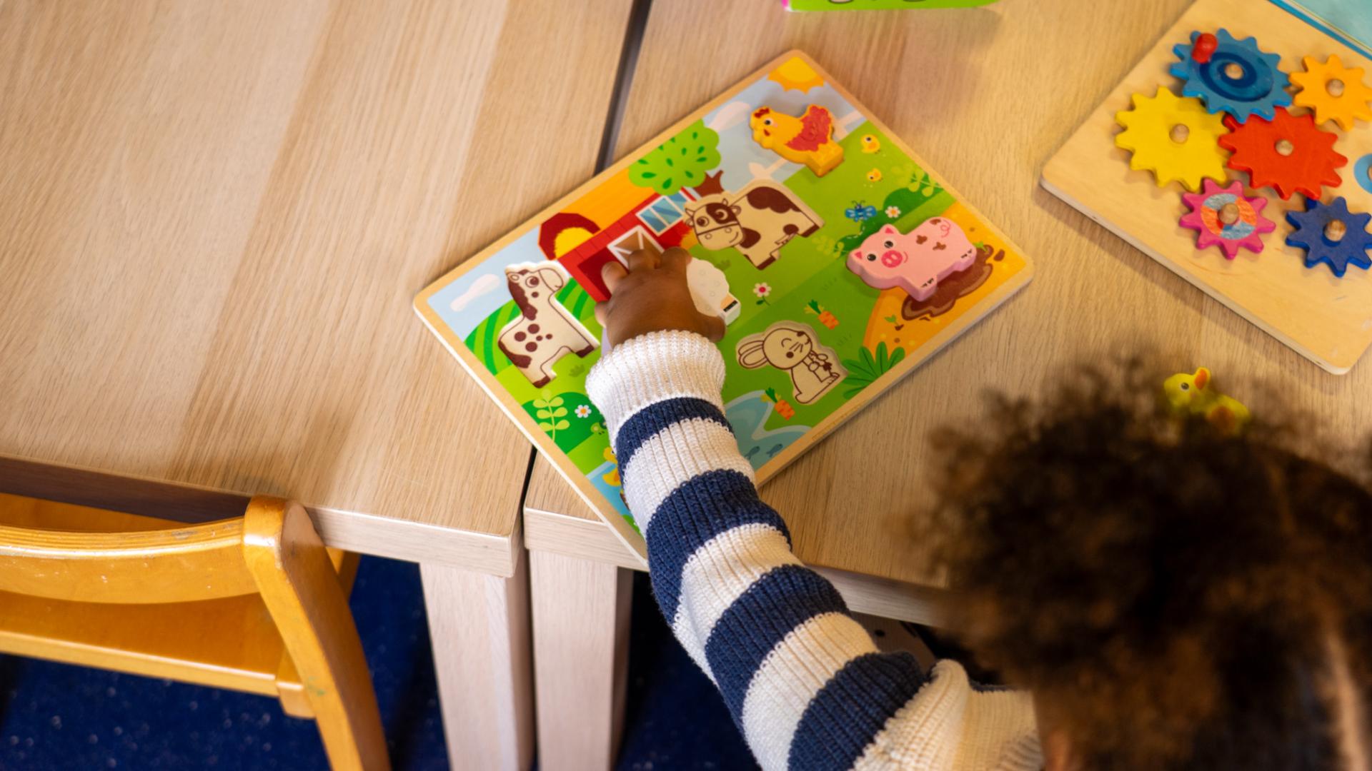 Kind met een puzzel