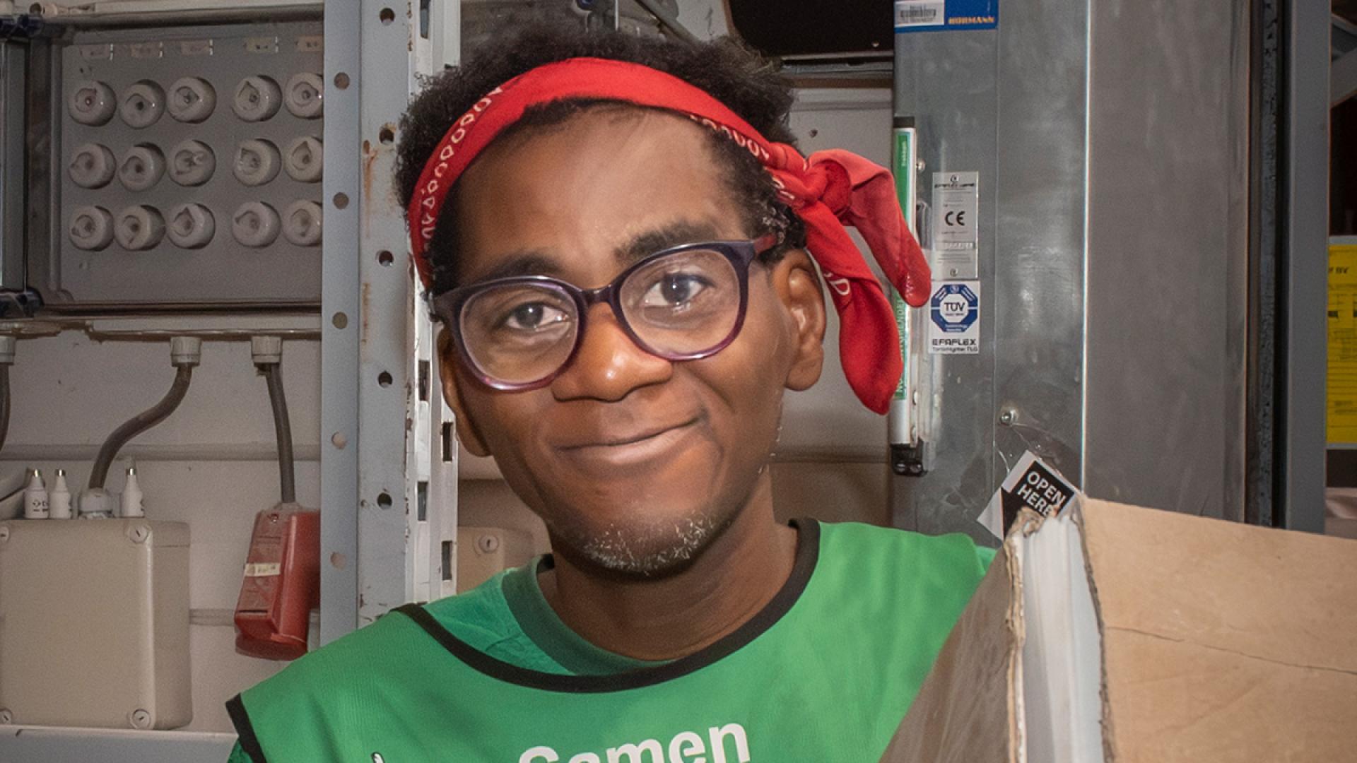 Medewerker met groen hesje