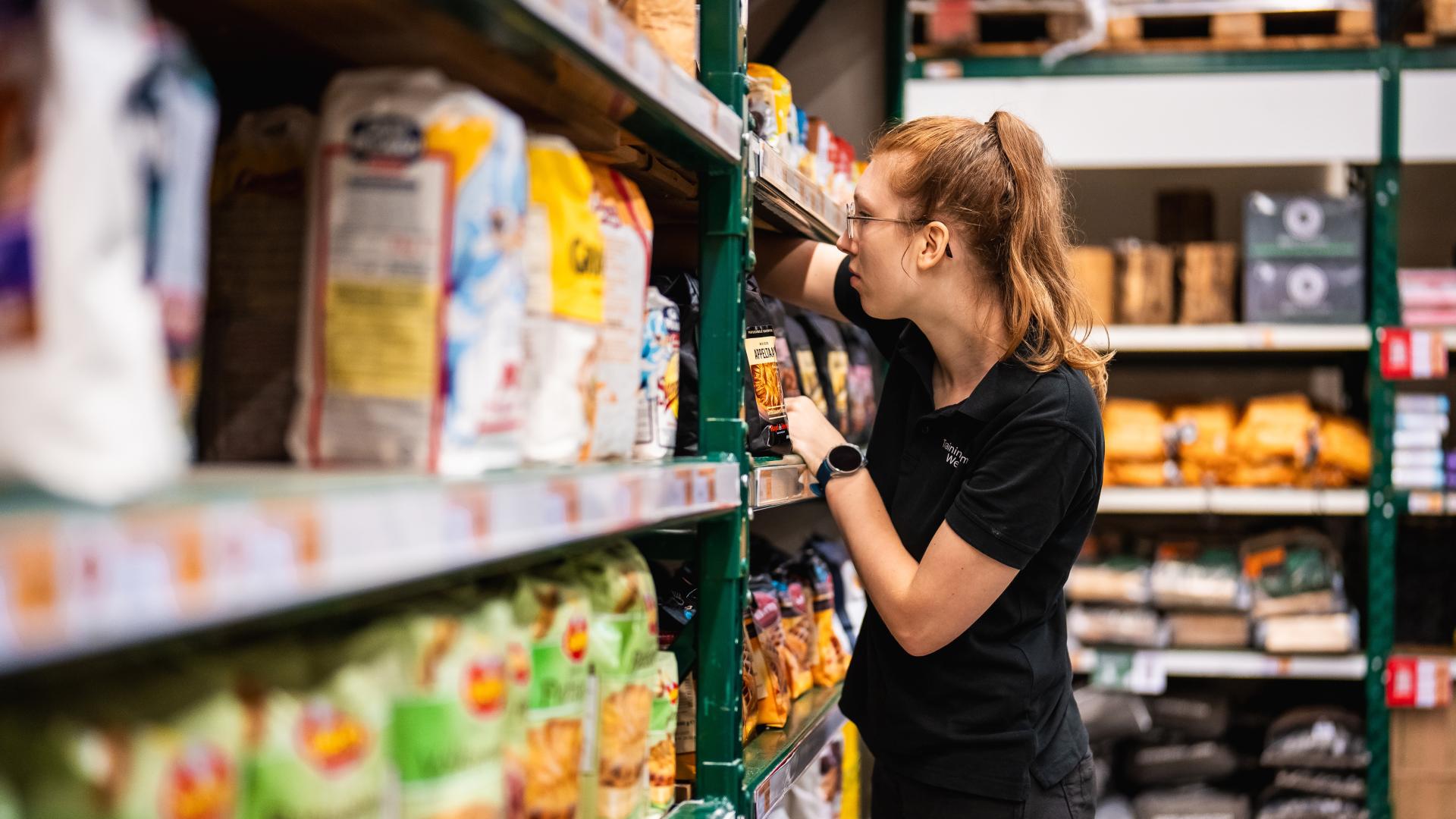 Amy - vakkenvullen bij supermarkt