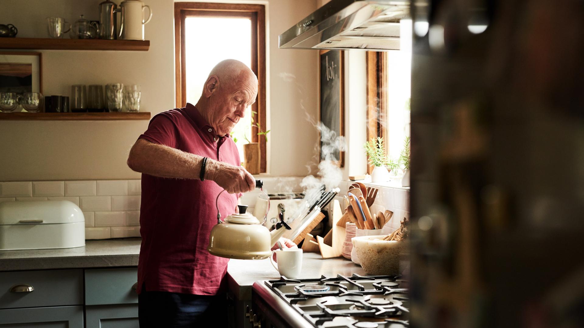 Oudere man in de keuken