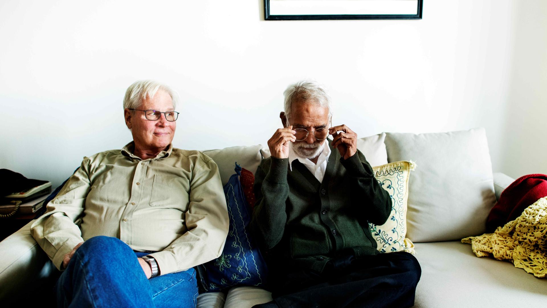 Twee mensen op de bank