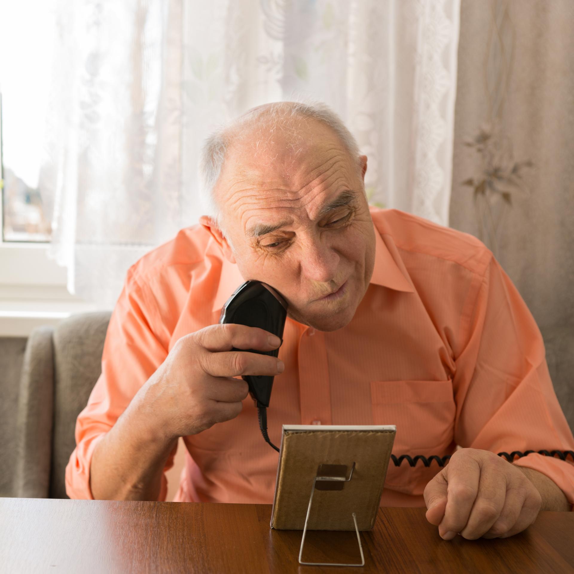 Man scheert zich aan tafel