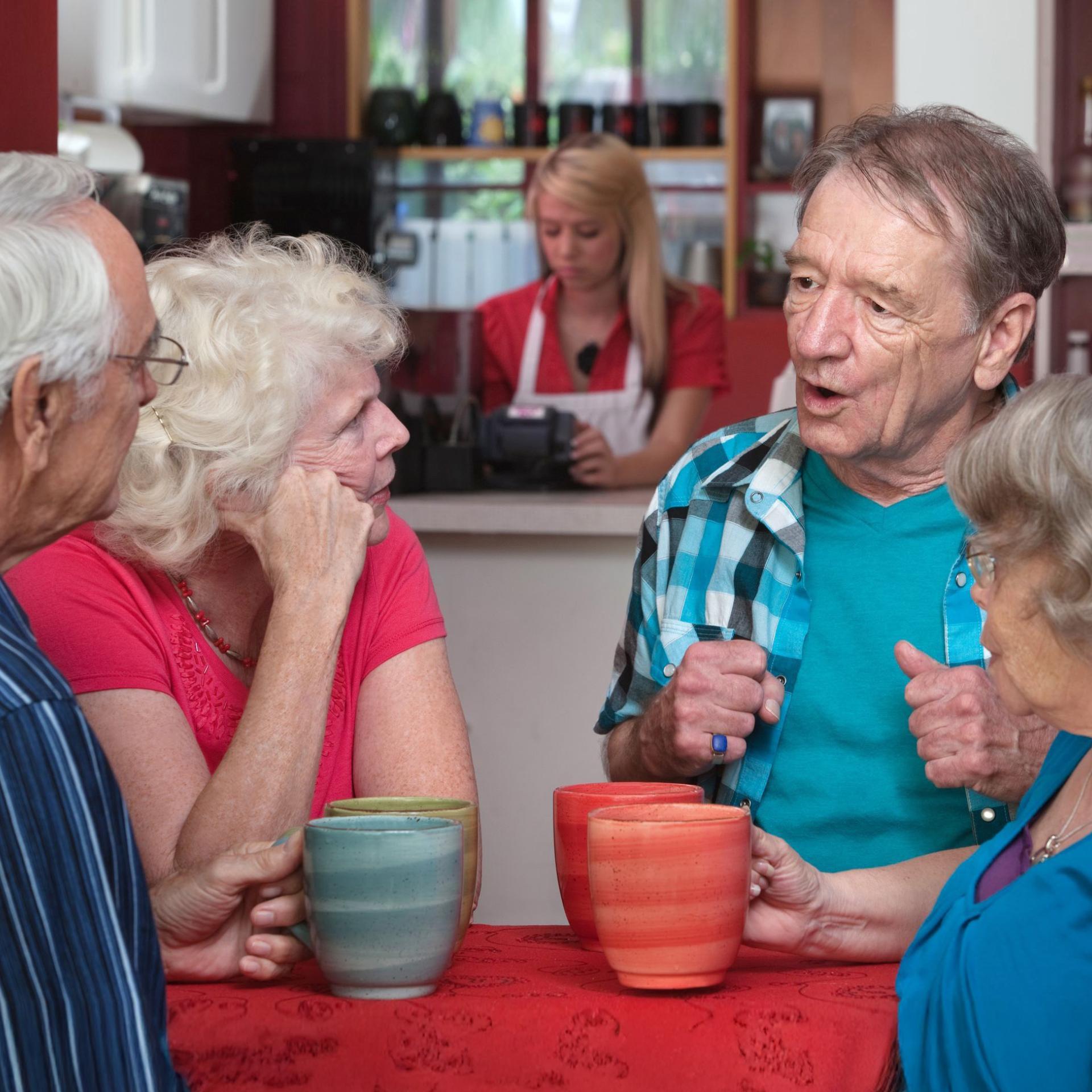 Vier ouderen in gesprek