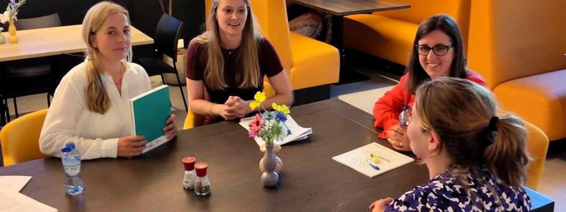 Onderzoeker Alie Velvis en Annemieke Pungu-Wibbelink in gesprek met de gemeente Barneveld