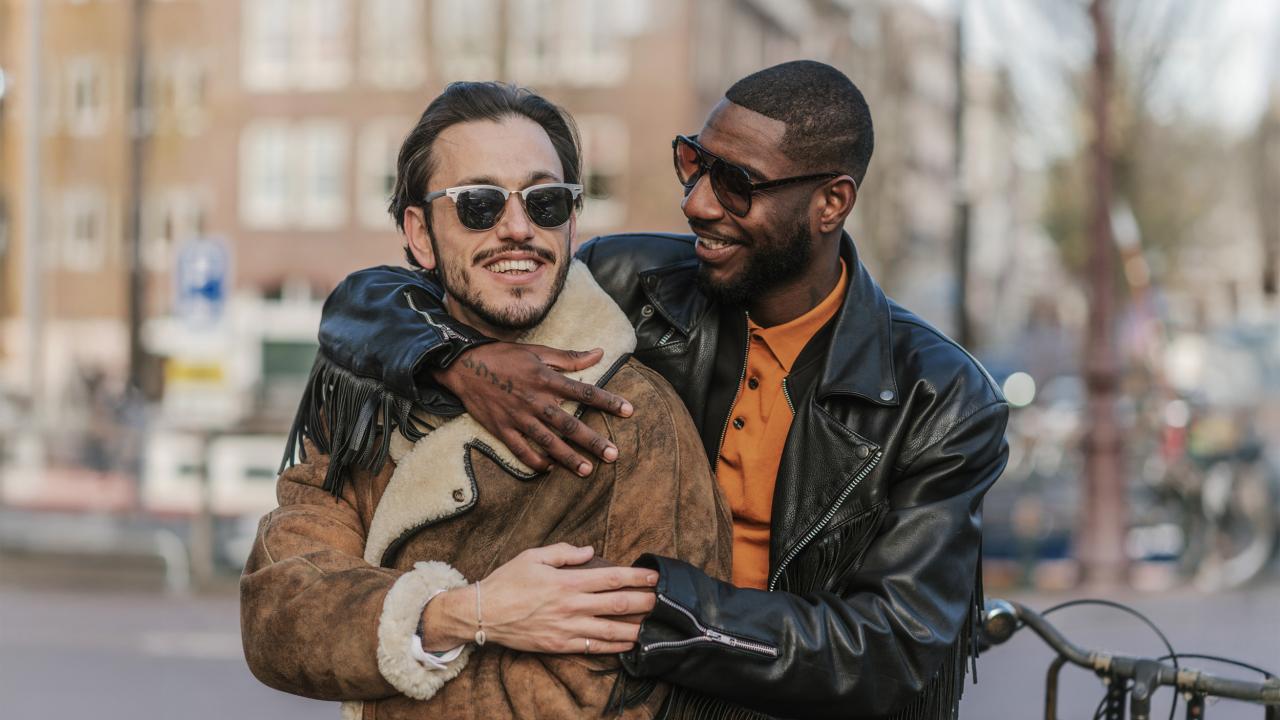 Twee mannen omhelzen elkaar