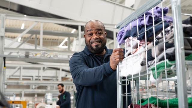 Man duwt kar bij Ergos Buys wasserij